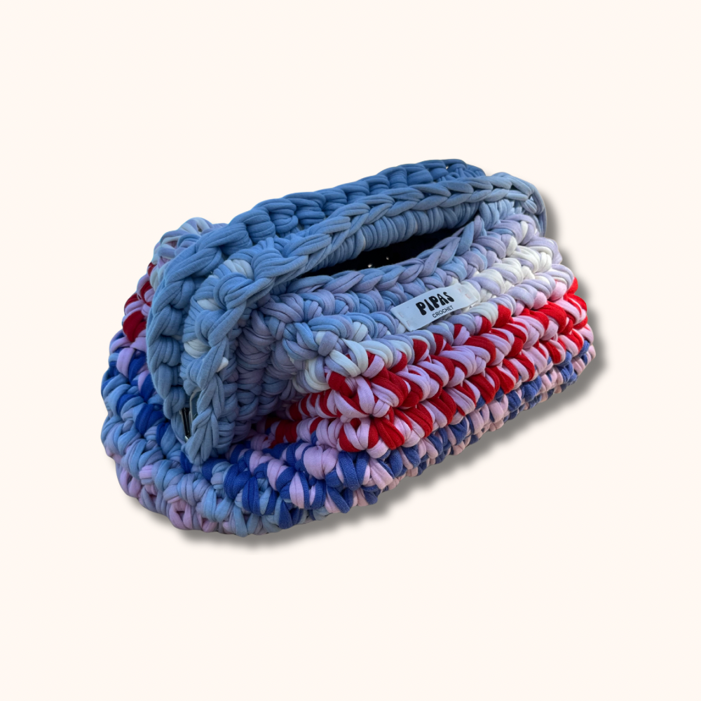 Clutch Azur bleu, rose, rouge et blanc, détouré sur fond crème