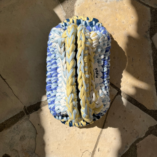 Clutch Capri jaune, bleu et blanc, vu de haut, posé au sol