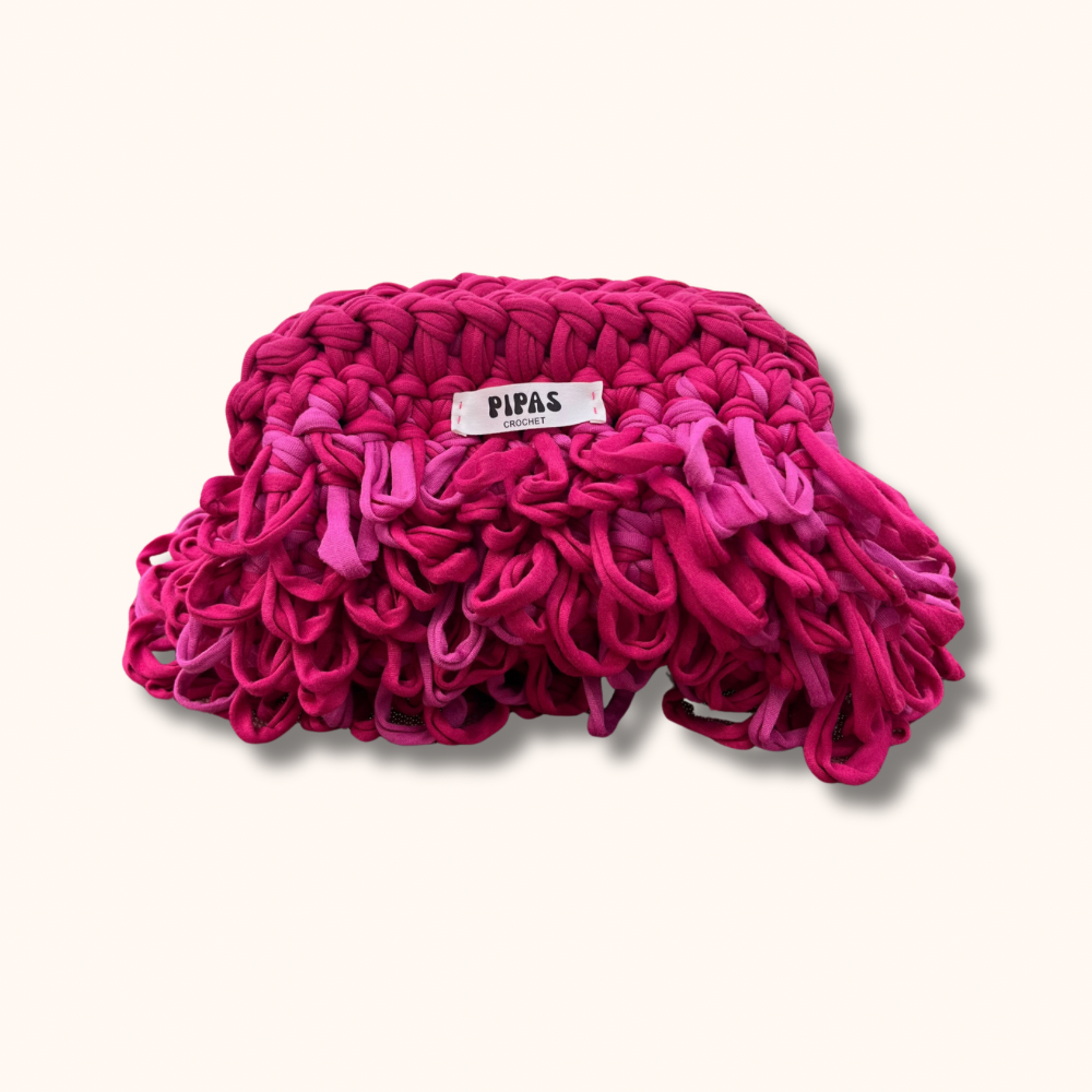 Clutch Medusa rose fushia bouclé détouré sur fond crème
