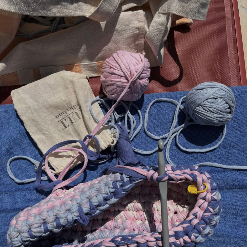 Le clutch Pipas Crochet Azur rose, bleu et blanc en train d'être crocheté