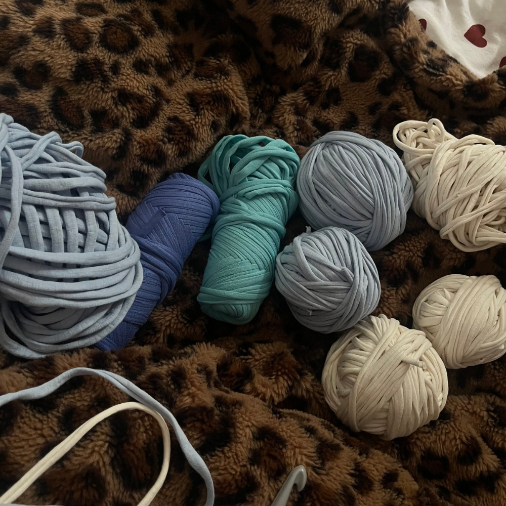 Pelotes blanches, bleues et turquoises sur un plaid motif léopard