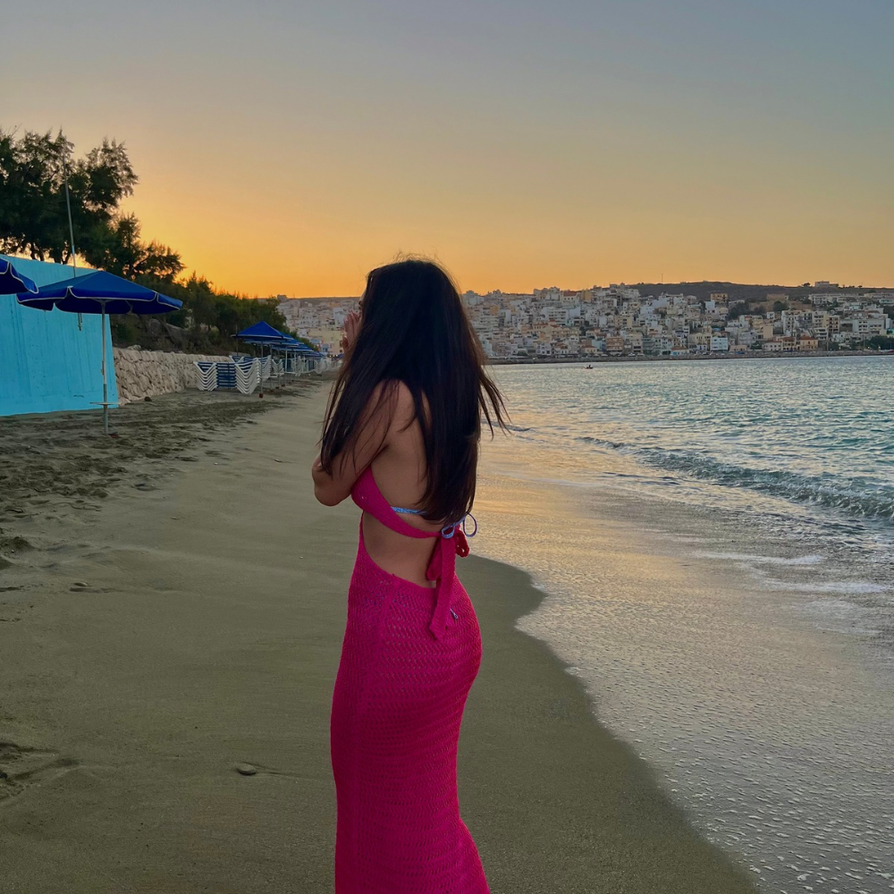 Créatrice Pipas Crochet sur une plage en Crète