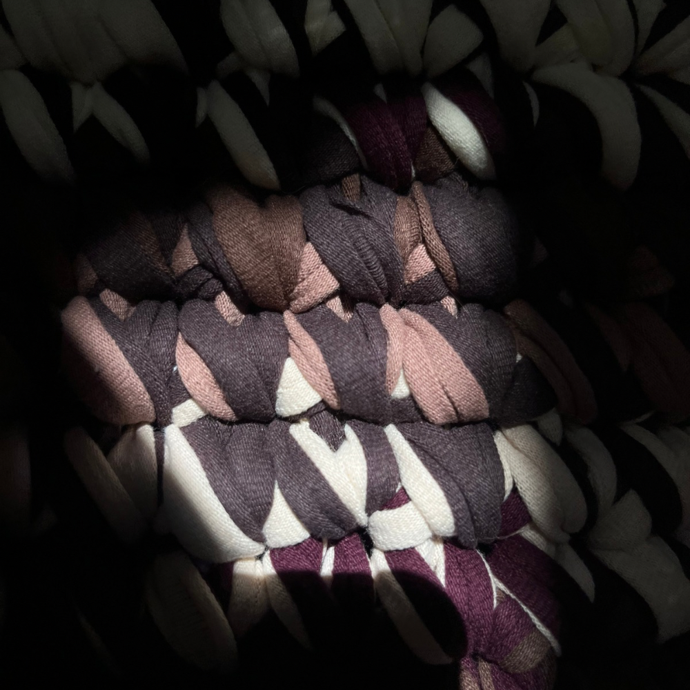 Zoom sur les mailles marrons et crème sur sac XXL Aspen