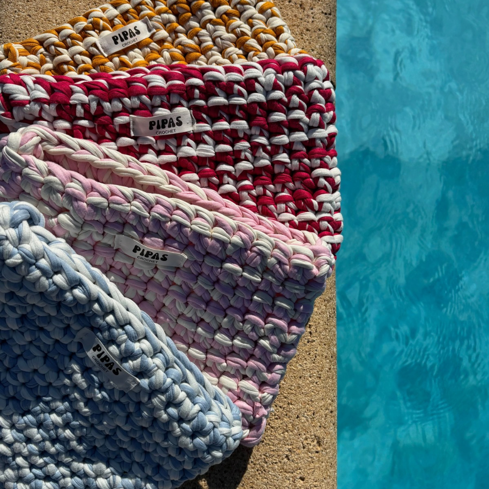 Pochettes Pipas Crochet posées sur le bord d'une piscine