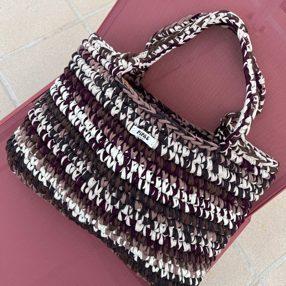 Sac XXL Aspen marron et crème, posé sur un transat