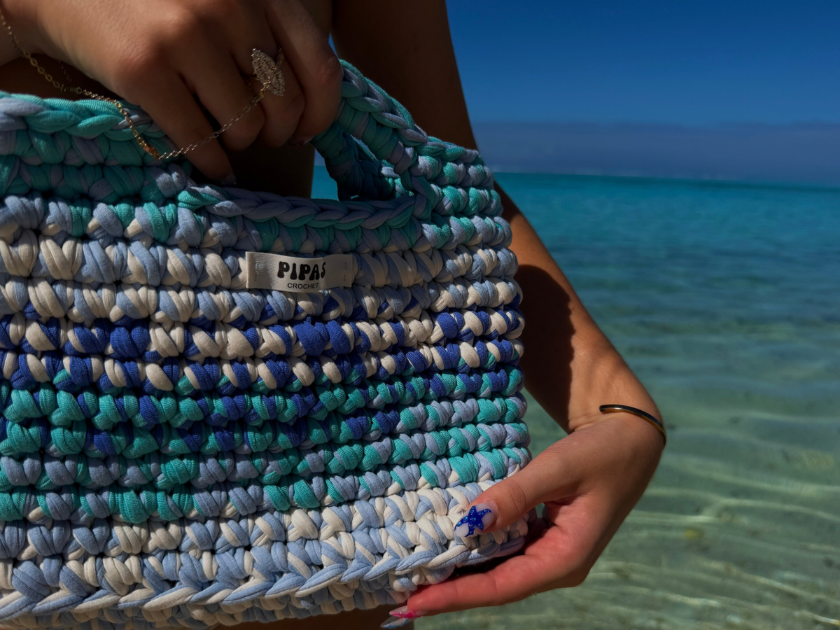 Sac Bora Bora bleu, blanc et turquoise, porté à la plage
