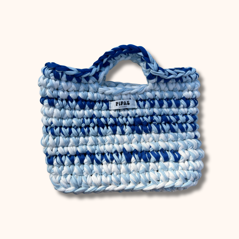 Sac Mykonos bleu et blanc détouré sur fond crème